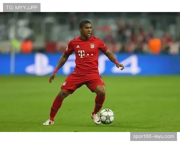 拉菲尼亚与道格拉斯·科斯塔巅峰期边路突破及传射效率对比 拉菲尼亚与道格拉斯·科斯塔巅峰期边路突破及传射效率对比