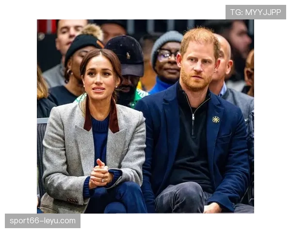 梅根一边豪掷百万慈善，一边穿破洞旧T恤，这日常反差笑skr人了！